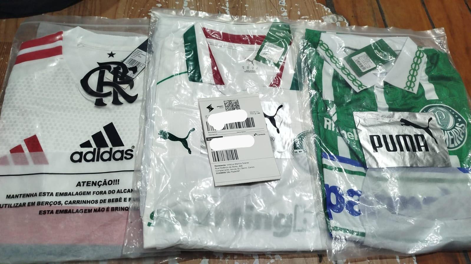 Camisas do Flamengo, Fluminense e Palmeiras embaladas